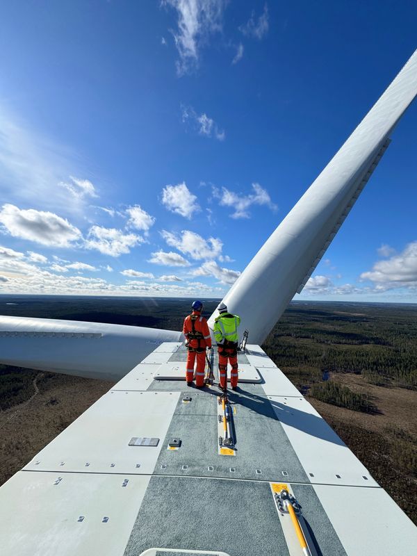 Alpin Weld team performing inspection on the onshore wind turbine