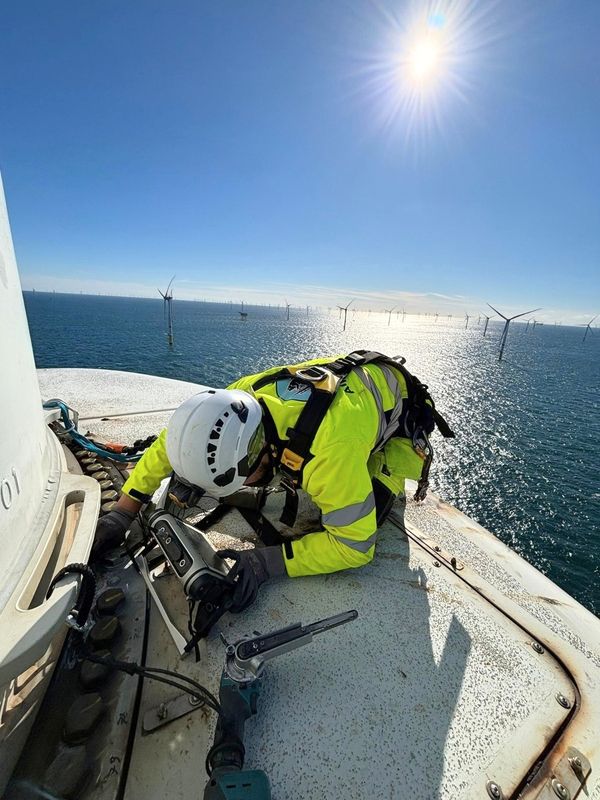 Carrying out an inspection up on the wind turbine, ©Alpin Weld