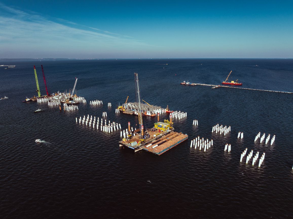 Completion of the installation of over 500 piles forming the foundation of the quay for the floating LNG terminal in Gdańsk Bay