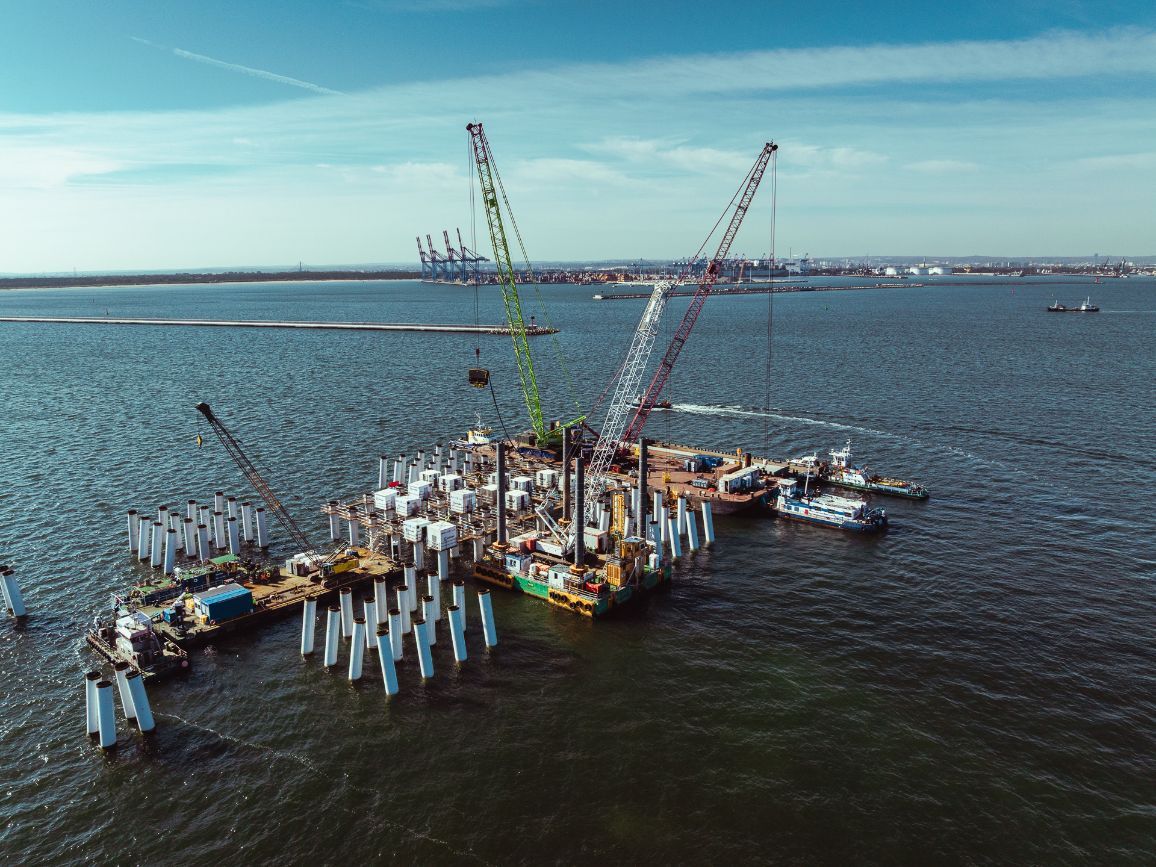 Completion of the installation of over 500 piles forming the foundation of the quay for the floating LNG terminal in Gdańsk Bay