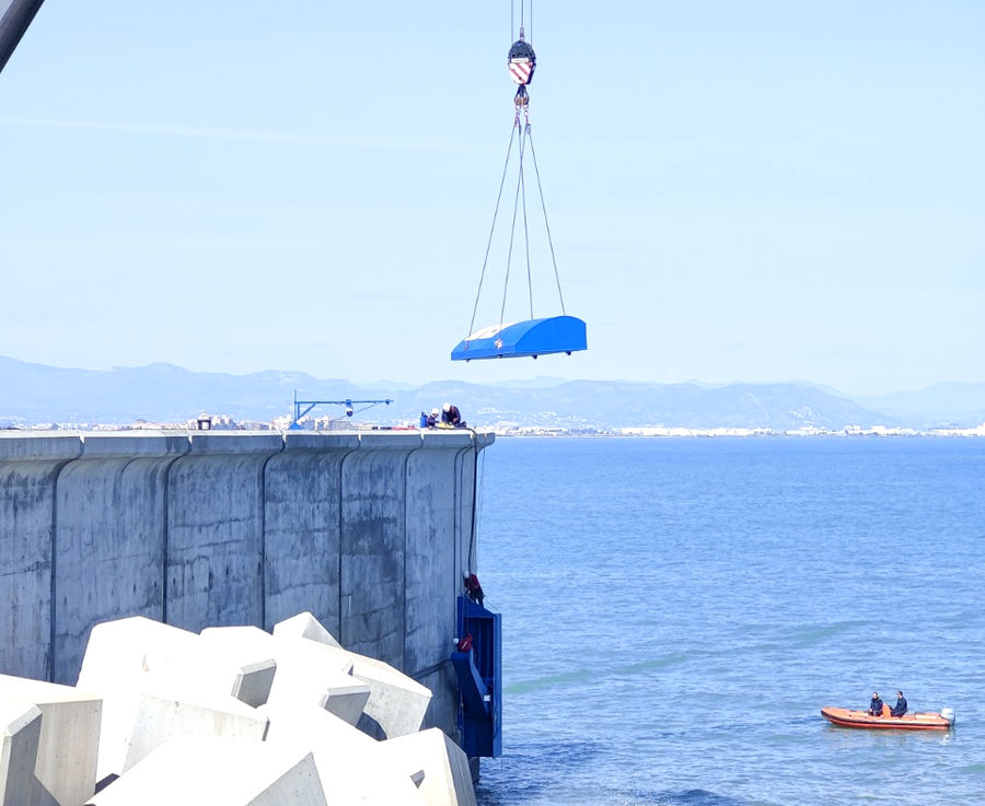 The installation of the device in Valencia Marina (Courtesy of Valencia City Council)